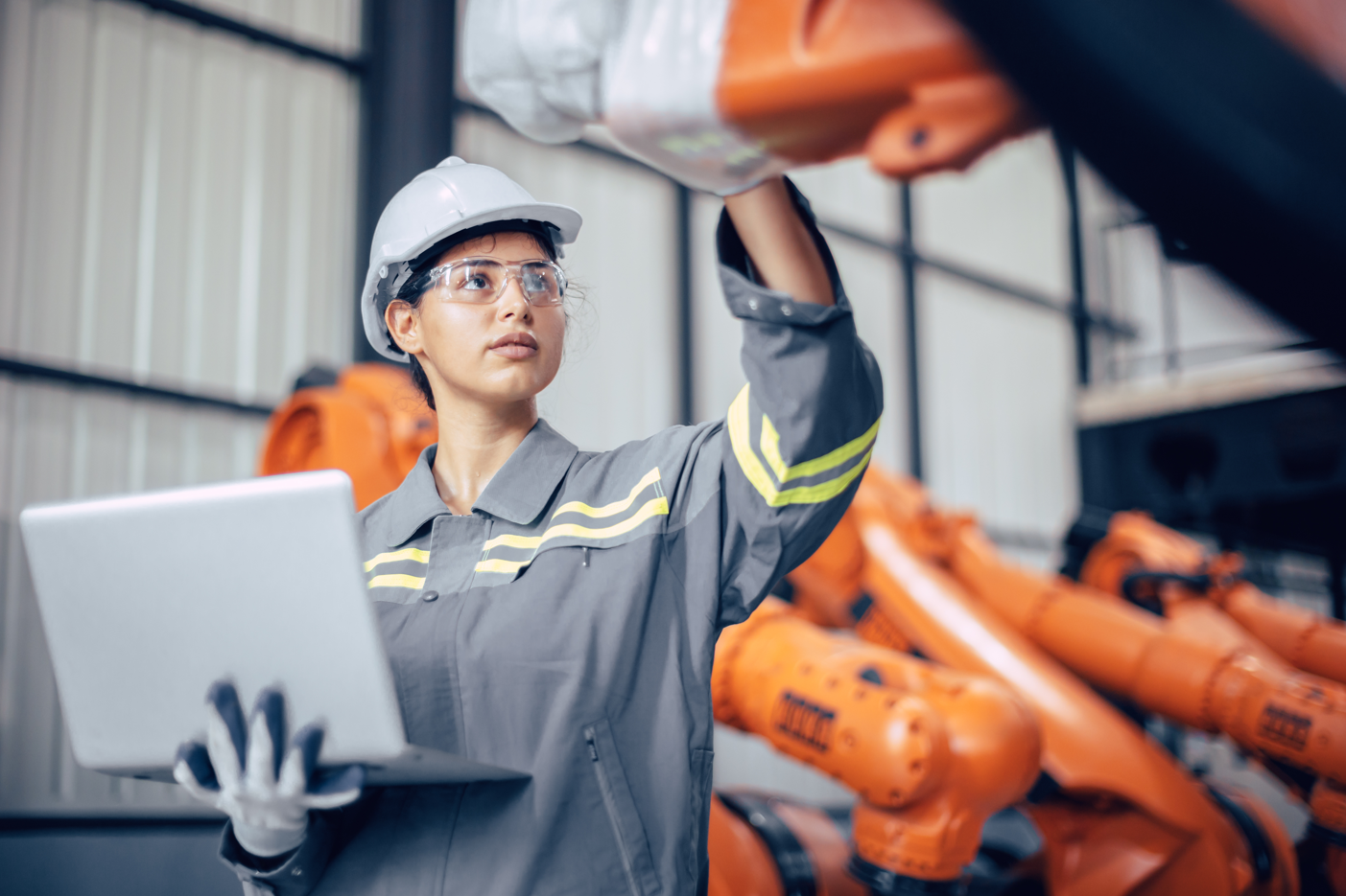 Femme réglant une machine