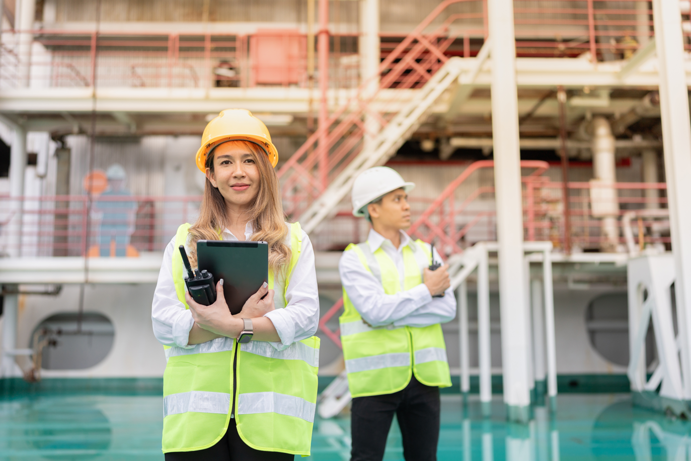 Une femme et un homme devant une piscine de centrale nucléaire