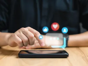 une personne interagit sur les réseaux sociaux sur son smartphone